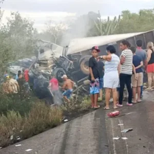 Acidente entre caminhão e van deixa 16 mortos na BR-116 na Bahia