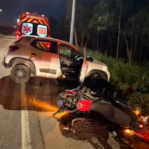 Acidente entre carro e motocicleta deixa jovem morto em rodovia de SC