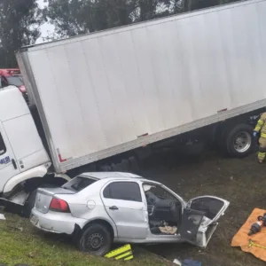 Acidente envolvendo dois carros e um caminhão deixa uma pessoa morta na BR-470