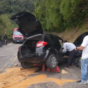 Acidente na Serra do Rio do Rastro deixa quatro feridos .| Foto: PMSC Divulgação / Reprodução Redes Sociais