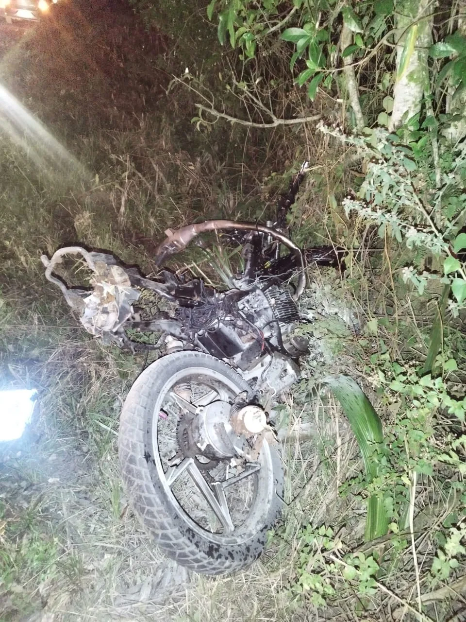 Adolescente que morreu em batida entre carro e moto na BR-282 é identificado
