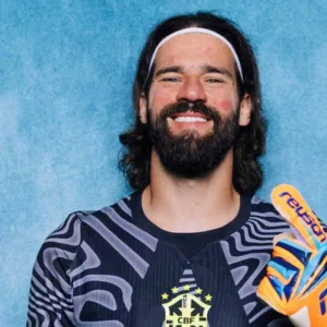 Alisson entra para grupo seleto de goleiros da Seleção