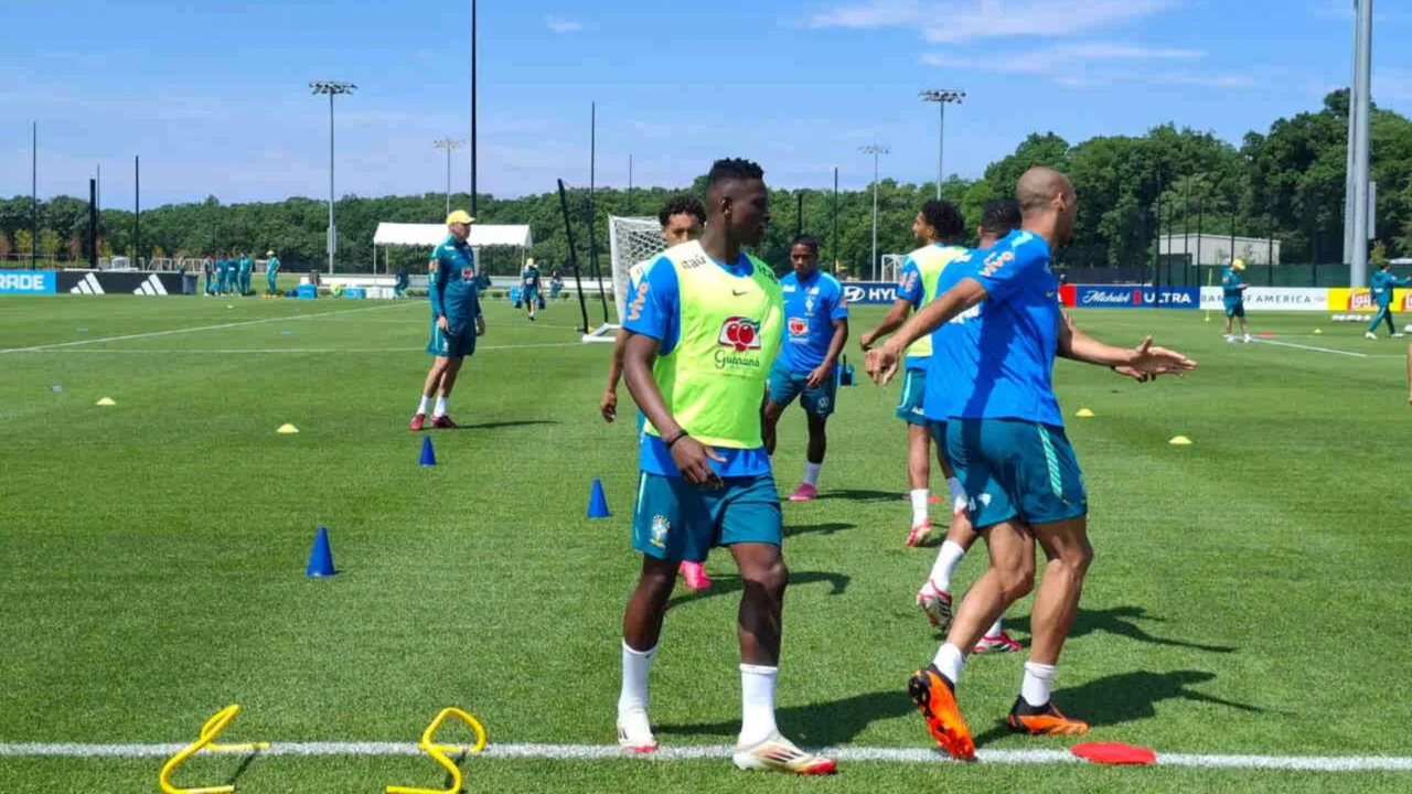 Ancelotti comanda treino e inicia ajustes para estreia