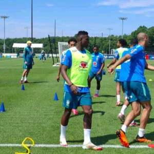 Ancelotti comanda treino e inicia ajustes para estreia