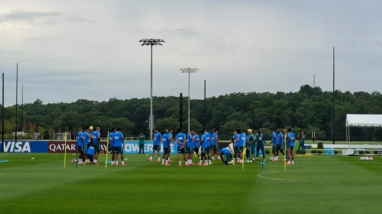 Ancelotti conversa com Vini Jr. em treino do Brasil antes de duelo com o Japão