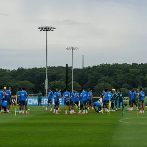 Ancelotti conversa com Vini Jr. em treino do Brasil antes de duelo com o Japão