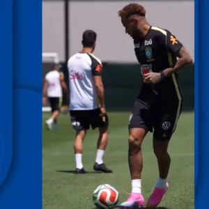 Após lesão, Neymar retorna aos treinos com bola.| Foto: Reprodução CBF TV / Divulgação