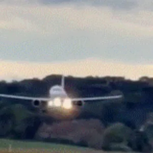 Avião faz pouso forçado e chama atenção no Aeroporto de Chapecó | Foto: Reprodução/SCC Meio-Dia