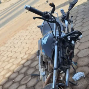 Batida entre carro e moto deixa um ferido em Bom Jardim da Serra