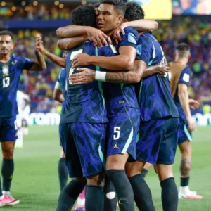 Brasil vence a Escócia por 3 a 0 e avança às oitavas de final da Copa