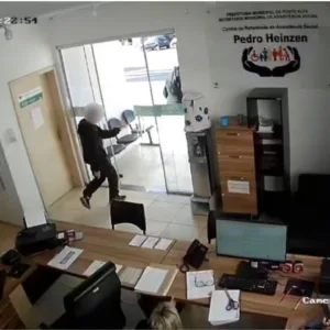 CRAS de Ponte Alta atende trancado após ataque com faca