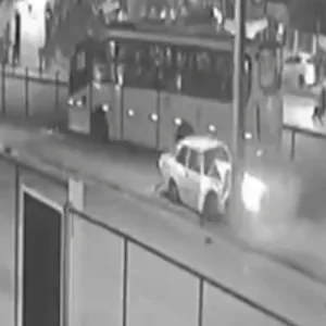 Câmera registra momento em que carro bate contra poste em Joinville