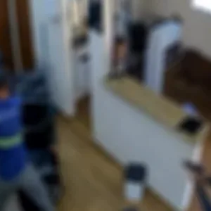 Câmeras flagram momento em que homem é morto dentro de barbearia em SC