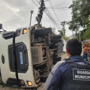 Caminhão de entulho tomba e bloqueia rua no Morro da Cruz, em Florianópolis