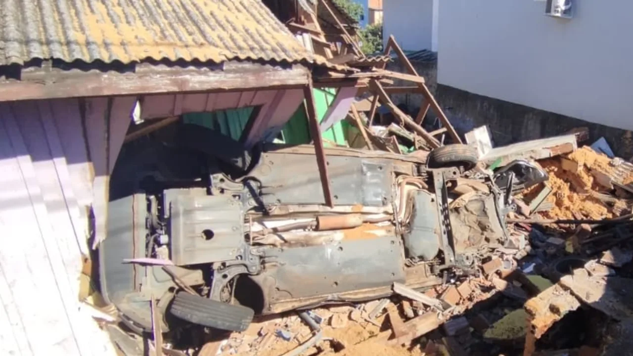 Caminhão desgovernado destrói casa em Xanxerê