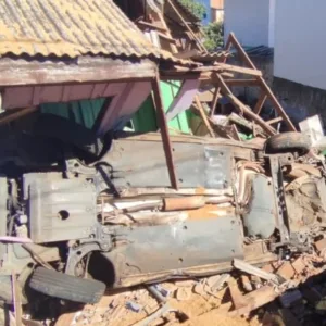 Caminhão desgovernado destrói casa em Xanxerê