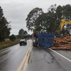 Caminhão tomba e deixa motorista ferido na SC-390 | Foto: PMRv Serra