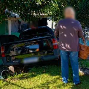 Caminhonete atravessa terreno e invade residência no Oeste de SC