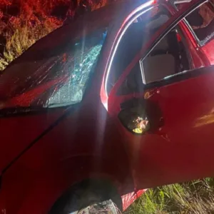 Carro capota na BR-282 e deixa uma pessoa ferida em Bom Retiro