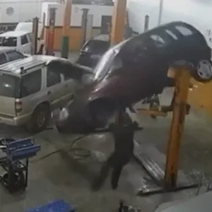 Carro despenca e quase esmaga trabalhador em oficina mecânica em SC | Foto: Reprodução/Redes Sociais 