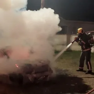 Carro é destruído por incêndio em Lages