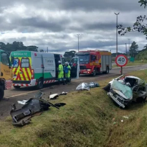 Colisão entre carro e caminhão deixa dois mortos na BR-116