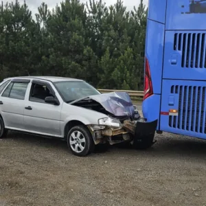 Colisão entre carro e ônibus mobiliza bombeiros na BR-116