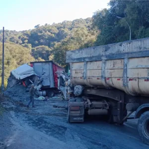 Colisão frontal entre caminhões deixa uma vítima fatal na BR-116