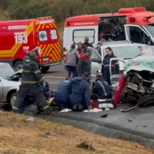 Colisão frontal envolvendo três veículos deixa um morto na BR-282