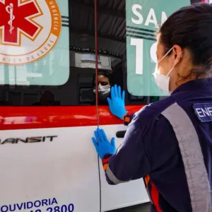 Criança de 8 anos fica em estado grave após trave cair sobre a cabeça em quadra de SC | Foto: Divulgação/SES
