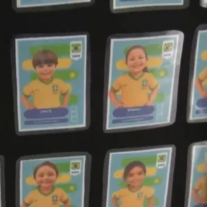 Crianças de creche viram estrelas do próprio álbum de figurinhas em SC