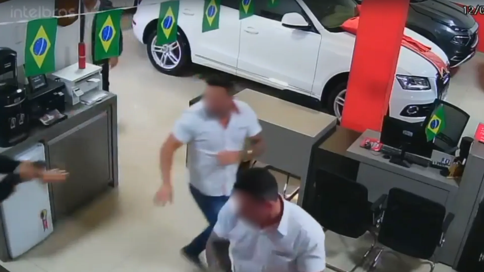 Criminosos armados invadem concessionária de veículos e roubam proprietário em SC