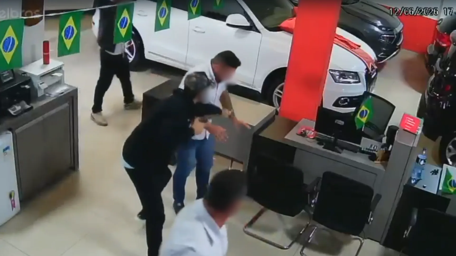 Criminosos armados invadem concessionária de veículos e roubam proprietário em SC