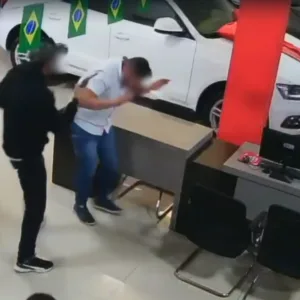Criminosos armados invadem concessionária de veículos e roubam proprietário em SC