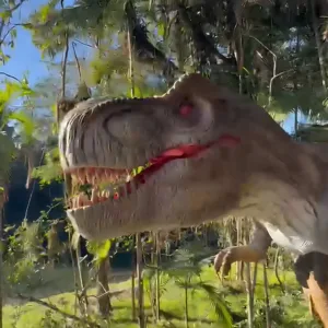 Dino Parque abre em Araranguá com réplicas gigantes e trilha suspensa