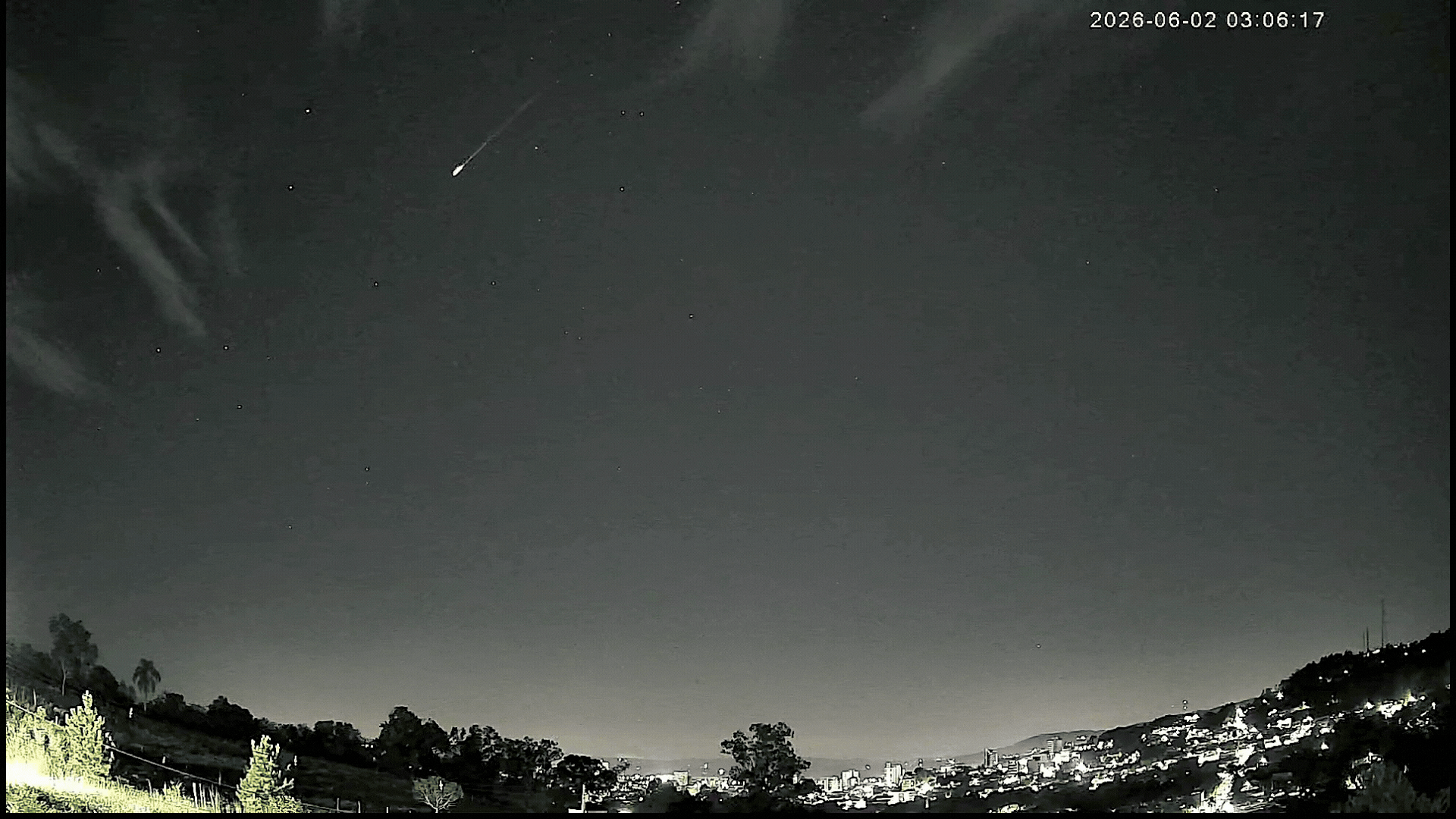 Dois meteoros 'fireballs' cortam o céu do RS; veja o vídeo | Vídeo: Observatório Espacial Heller & Jung