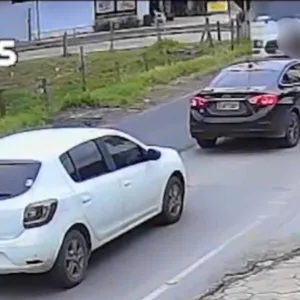 Duas adolescentes de 12 anos são atropeladas por caminhão na SC-281 em São José | Foto: reprodução / PMRv