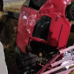 Duas mulheres morrem após carro capotar e cair em córrego em São José