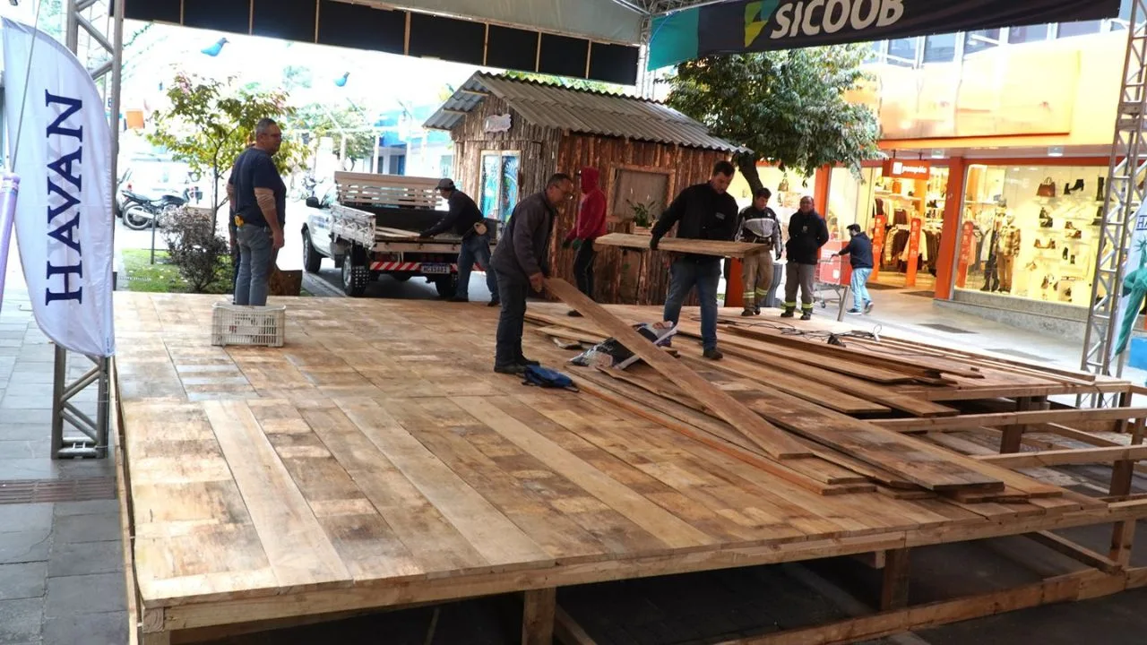 Estrutura é montada para festivais no Recanto do Pinhão