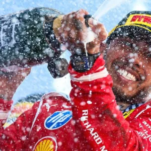 F1: sem Antonelli no pódio, Hamilton vence pela primeira vez com as cores de Ferrari | Foto: @f1/Redes sociais