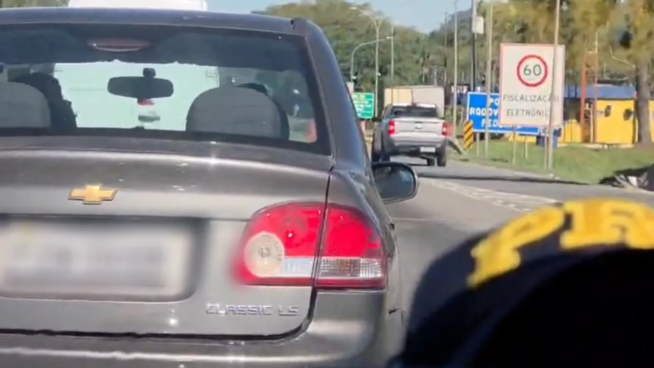 Família é flagrada viajando sem cinto de segurança na BR-101