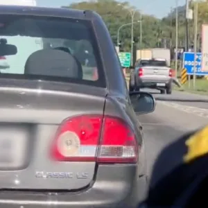 Família é flagrada viajando sem cinto de segurança na BR-101