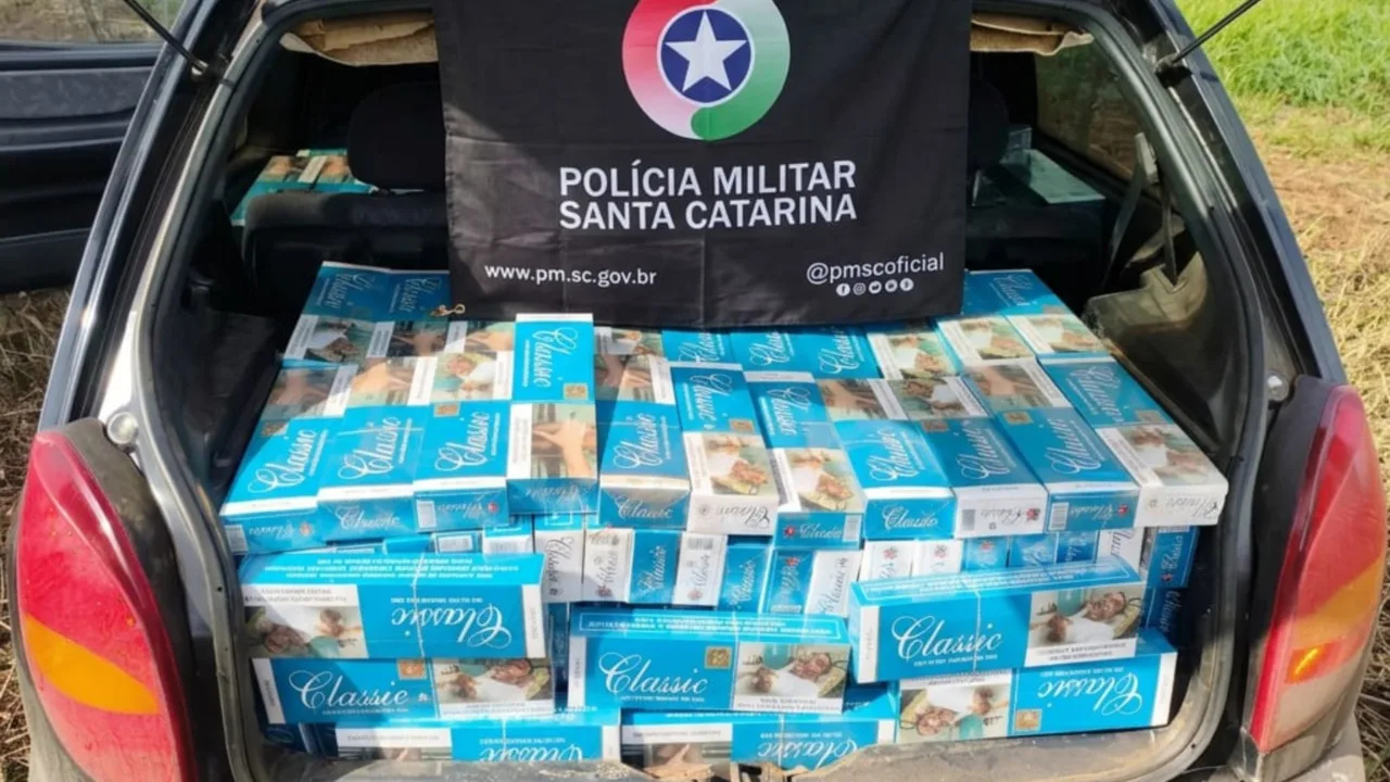 Fuga acaba com apreensão de quase 700 maços de cigarros em SC