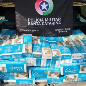 Fuga acaba com apreensão de quase 700 maços de cigarros em SC