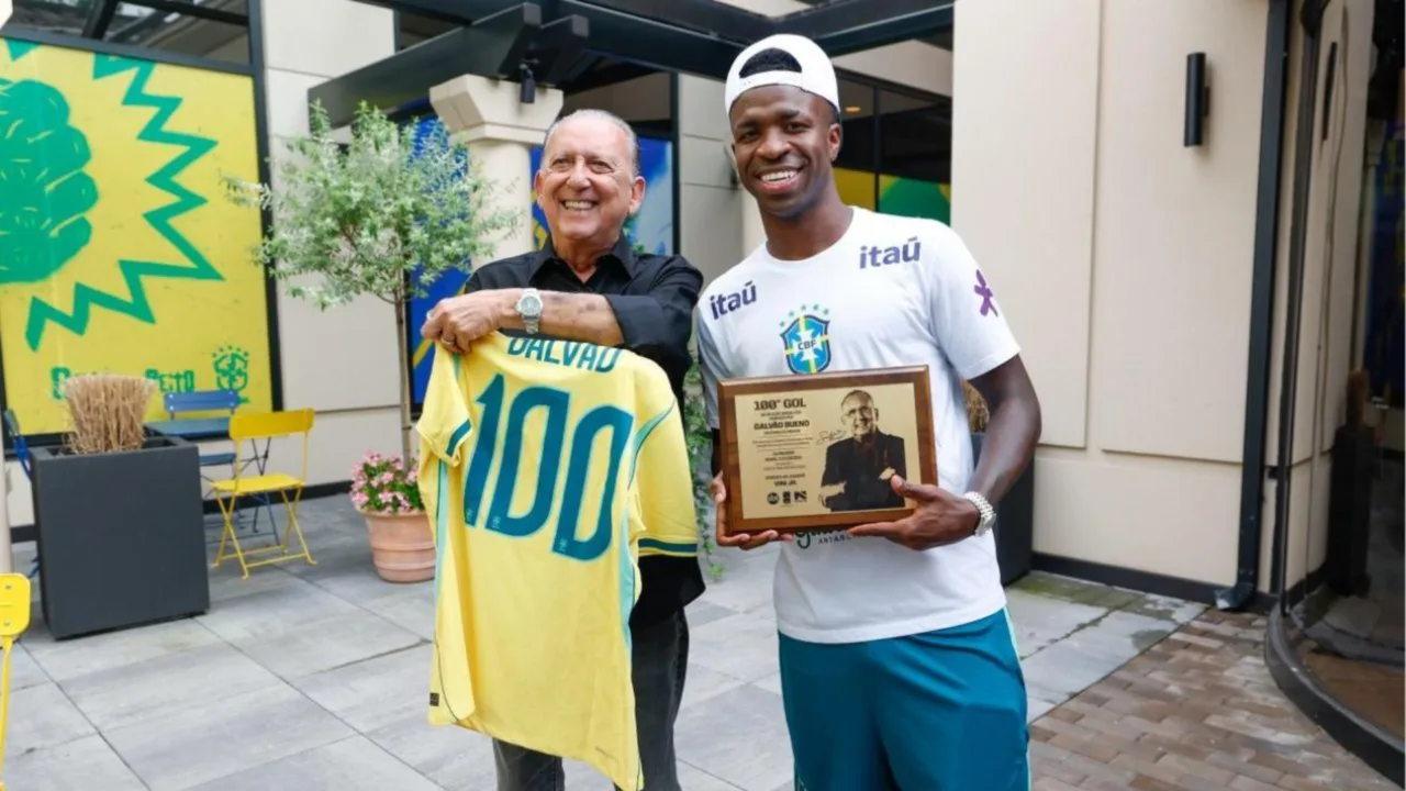 Galvão e Vini Jr. celebram gol 100 do Brasil em Copas
