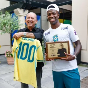 Galvão e Vini Jr. celebram gol 100 do Brasil em Copas