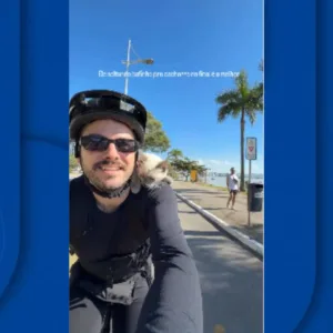 Gato passeia de bicicleta nos ombros do tutor em SC e viraliza