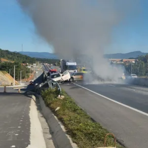 Grave acidente na BR-470 envolvendo cinco veículos deixa um morto e interdita rodovia em SC | Foto: PRF/Divulgação
