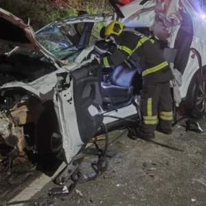Homem de 58 anos morre após acidente entre carro e caminhão em Criciúma - Imagem: reproduçã/ CBMSC