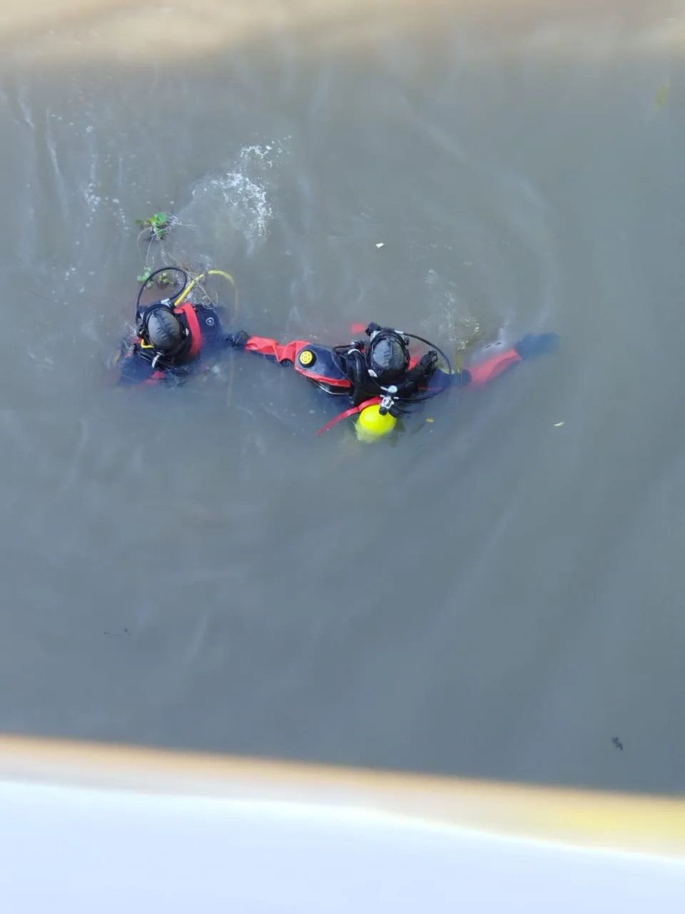 Homem desaparece após pular de ponte para salvar mulher em Itajaí